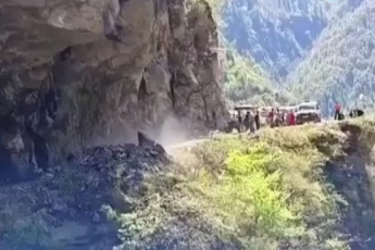 Dev kaya saniyeler içinde çöktü! Facia kıl payı atlatıldı