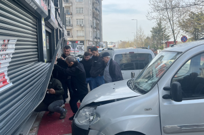 Fren yerine gaza basan sürücü işyerine daldı