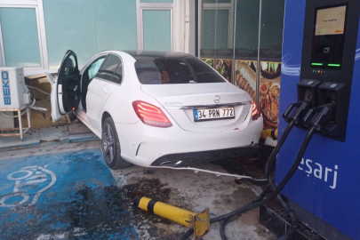 Kontrolden çıkan otomobil petrol ofisine daldı: 1 yaralı