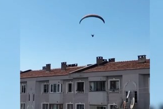 Gökyüzünde gülümseten anlar, paraşütçüyü çaya davet etti