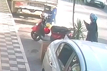 İş yeri önünde pes dedirten hırsızlık