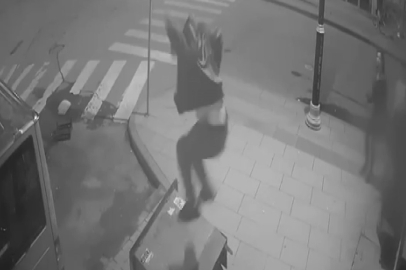 Arkadaşına sinirlendi, hırsını elektrik panosuna saldırarak aldı