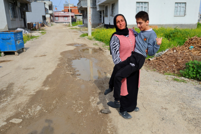 Belediye yolu yapmadı, engelli evladıyla perişan oldu
