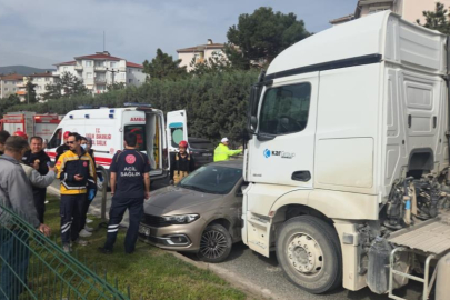 Bursa'da feci kaza: Otomobili metrelerce sürükledi