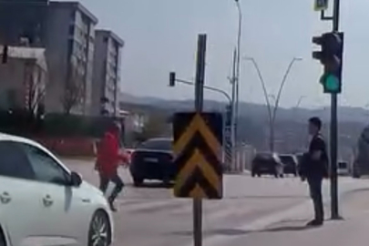 Bursa’da kırmızı ışıkta yola atladı: Ölümden son anda kurtuldu