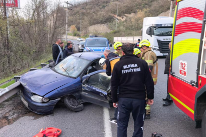 Bursa'da otomobil bariyerlere çarptı: 2 yaralı
