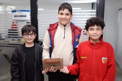 Çocuklardan örnek davranış: Buldukları cüzdanı sahibine ulaştırdılar