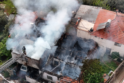İki katlı gecekonduda çıkan yangın bitişiğindeki eve sıçradı