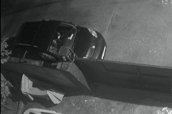 Kasklı saldırgan dehşeti: Eve tüfekle kurşun yağdırdı