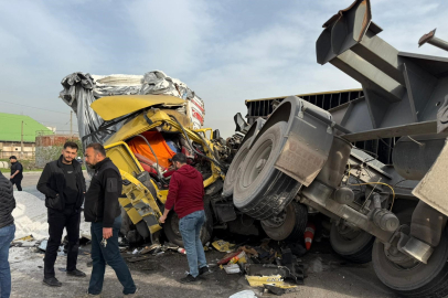 Kazada tırdan devrilen konteyner araçları hurdaya çevirdi