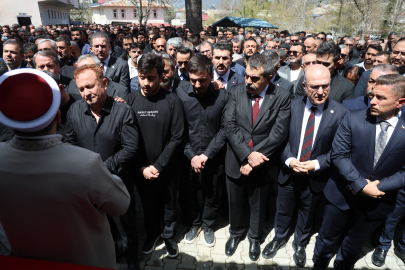 Ayla öğretmen gözyaşlarıyla son yolculuğuna uğurlandı