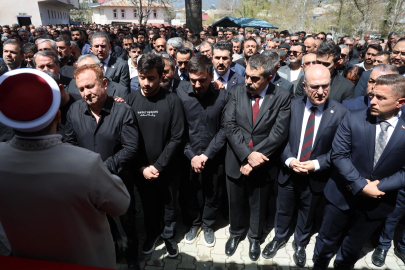 Ayla öğretmen gözyaşlarıyla son yolculuğuna uğurlandı