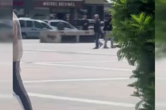 Elinde silahla polise kendini ihbar etti, etrafa ateş açtı
