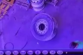 Kamyon lastiği şişirirken patladı: O anlar kamerada