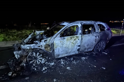 Kaputundan duman çıkan jip alevlere teslim oldu