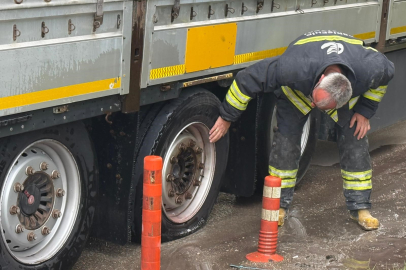 Lastiği patlayan tır yanmaktan son anda kurtarıldı