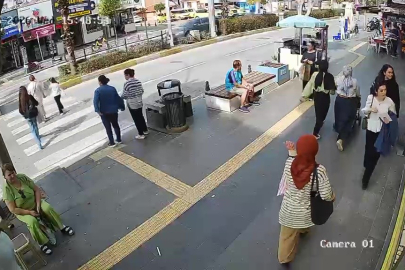 Yayalara çarpan motosiklet sürücüsü yaralılar yerde yatarken olay yerinden kaçtı