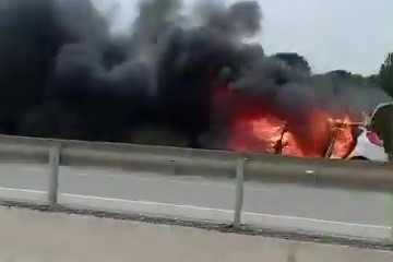 Bursa'da seyir halindeki otomobil alev aldı