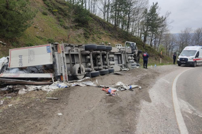 İnegöl'de su yüklü TIR yamaca devrildi: 1 yaralı