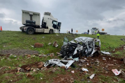 TIR ile hafif ticaret aracı çarpıştı: 2 ölü, 1 yaralı