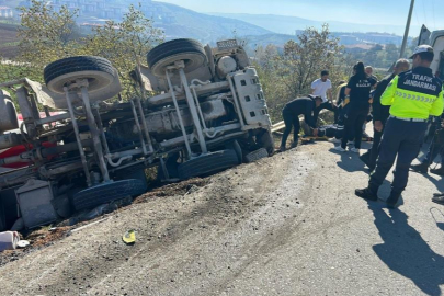 Bursa'da beton mikseri şarampole yuvarlandı