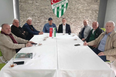Bursaspor'un unutulmaz kaptanı Özden'in kitabı öğrencilere dağıtıldı