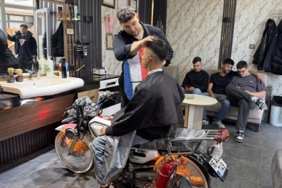 Motosikleti berber koltuğuna dönüştürdü, gençler sıraya girdi