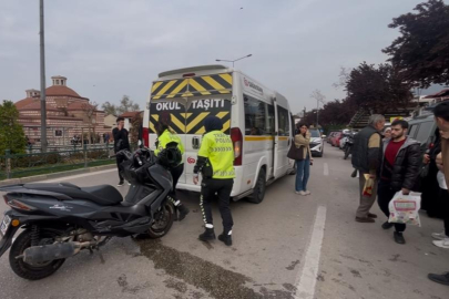 Bursa’da işçi servisine motosiklet çarptı: 2 yaralı