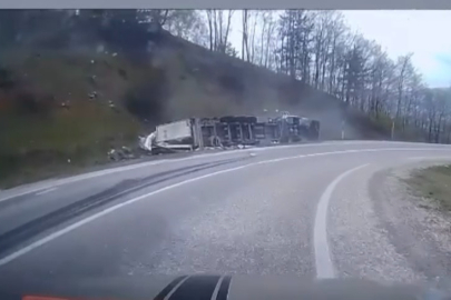 Bursa'da virajı alamayan TIR devrildi