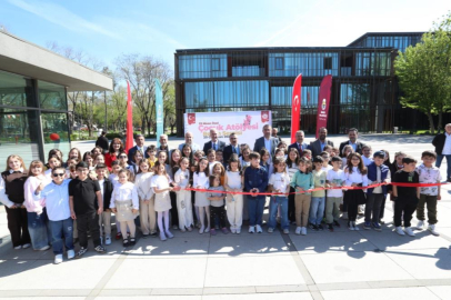 İnegöl'de 23 Nisan'a özel minik sanatçılar sergisi açıldı