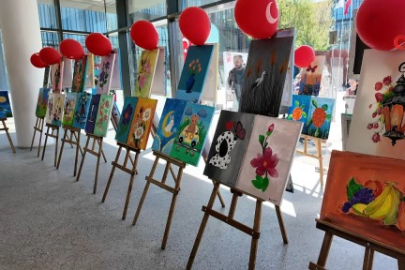 İnegöl'de 23 Nisan'a özel minik sanatçılar sergisi açıldı