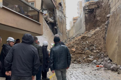 Bursa'da istinat duvarı çöktü: 2 blok tahliye edildi, araçlar enkaz altında kaldı