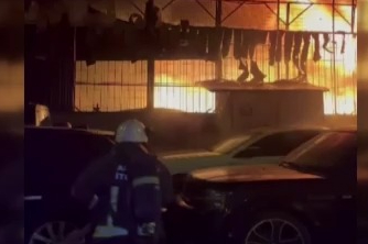 Alevlerin sardığı işyerindeki araçları kurtarmak için seferber oldular