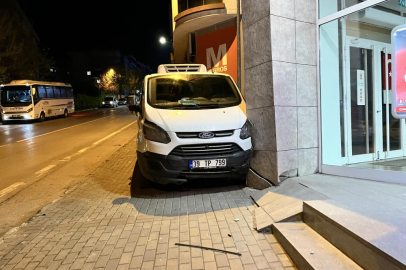 Bursa'da el freni boşalan minibüs duvara çarptı