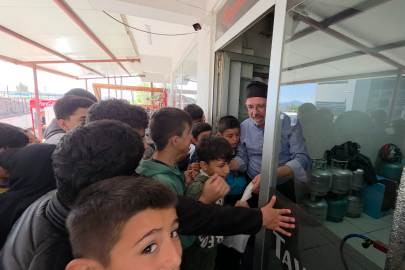 Çocuklara moral vermek isteyen esnaf, depremzede öğrencilere ücretsiz döner dağıttı