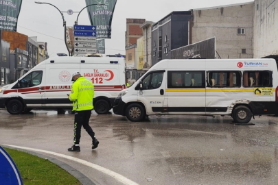 Bursa'da kamyon ile servis minibüsü çarpıştı 4 kişi yaralandı