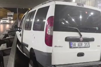 Kontrolden çıkan otomobil bariyerlere çarptı: 3 yaralı