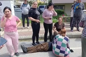 Manevra yapan öğrenci servisi görme engelli yayaya çarptı