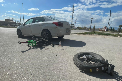 Otomobille çarpışan elektrikli bisiklet ikiye bölündü