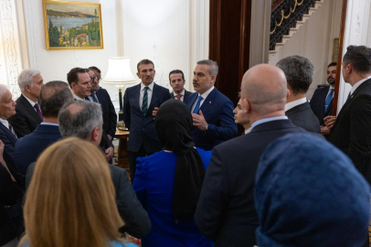 Bakan Fidan, Birleşik Krallık’ta yaşayan Türk vatandaşlarıyla bir araya geldi