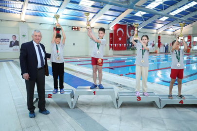 Osmangazi Yüzme Şenliği’nde kazananlar kupalarını aldı