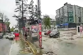 Otobüsü ambulansa çevirdi, bayılan öğrenciyi hastaneye taşıdı