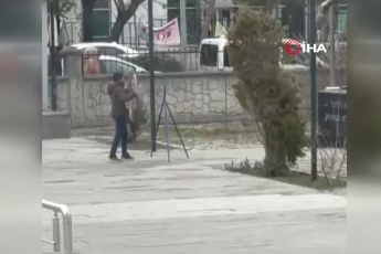 Rüzgârın devirdiği polis çelengini genç yerine koydu