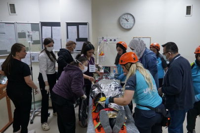 Tatbikat için canlı canlı tabuta girdi