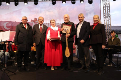 Usta sanatçı Cahit Berkay gençlerle aynı sahneyi paylaştı