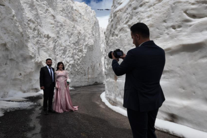 Gelin ve damat adayı kar tünelinde fotoğraf çekimi yaptı