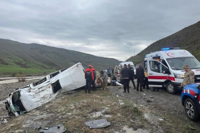 Yolcu minibüsü dere yatağına yuvarlandı: 16 yaralı
