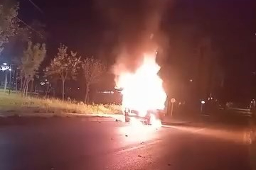 Bursa'da park halindeki araç küle döndü