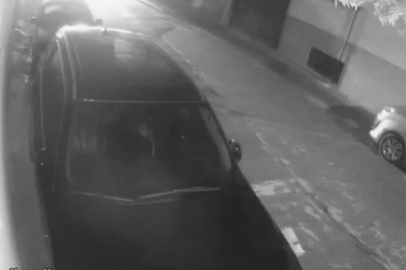 Otomobilden yol kenarına atılan kadının yardım çığlıkları