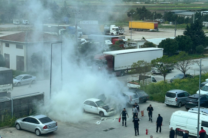 Bursa'da otoparktaki otomobil, alev topuna döndü
